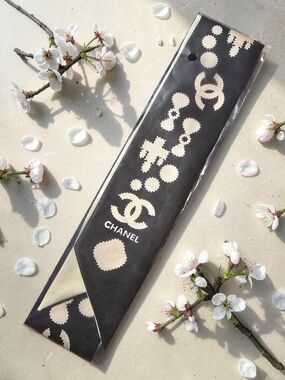 ♡♡♡ CHANEL Black and Cream Silk Twilly Scarf